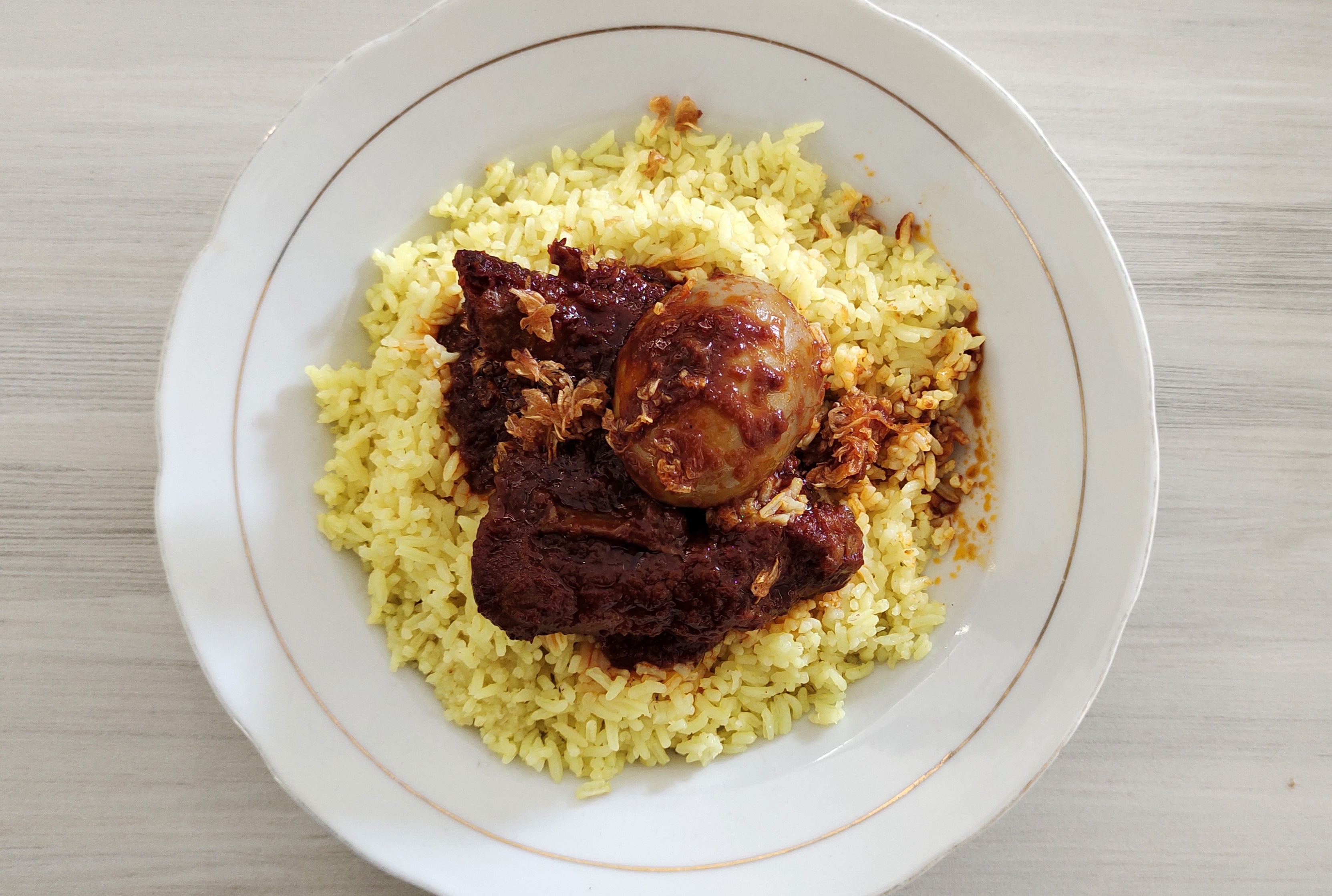 Sepiring nasi kuning Banjar dengan lauk